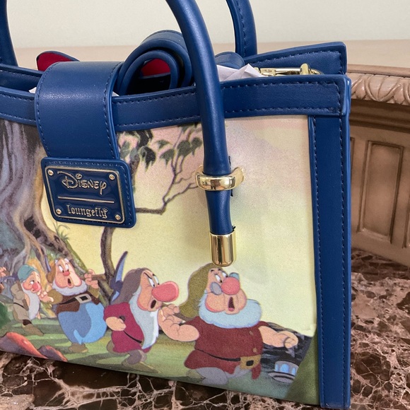 👛Disney Loungefly Snow White and the Seven Dwarfs Crossbody Bag - Picture 8 of 10